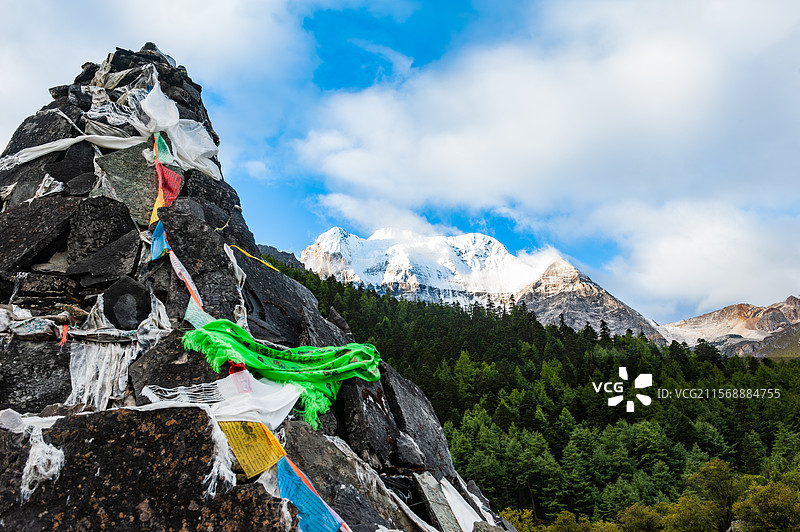 中国四川省稻城亚丁仙乃日神山和玛尼堆图片素材