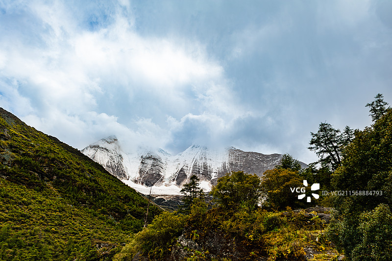 中国四川省稻城亚丁央迈勇神山图片素材