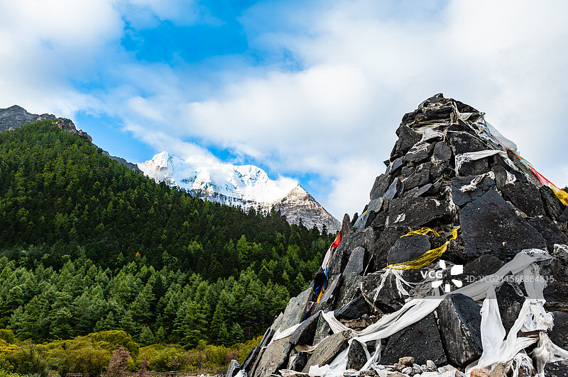 中国四川省稻城亚丁仙乃日神山和玛尼堆图片素材