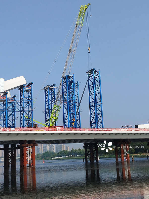 桥梁工程起重吊装作业图片素材