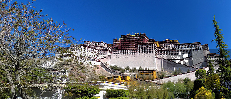 照片展现拉萨布达拉宫白宫红宫依山而建错落有致在湛蓝天空映衬下尽显雄伟壮丽与庄严神秘图片素材