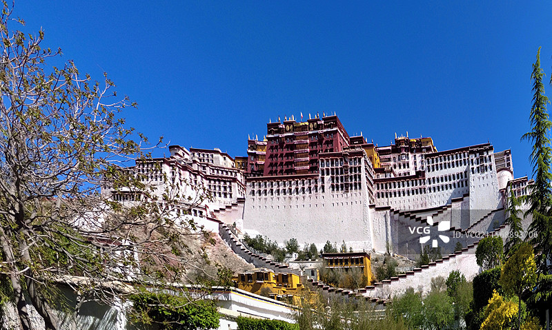 照片展现拉萨布达拉宫白宫红宫依山而建错落有致在湛蓝天空映衬下尽显雄伟壮丽与庄严神秘图片素材