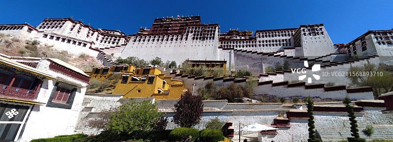照片展现拉萨布达拉宫白宫红宫依山而建错落有致在湛蓝天空映衬下尽显雄伟壮丽与庄严神秘图片素材
