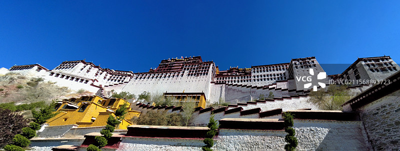 照片展现拉萨布达拉宫白宫红宫依山而建错落有致在湛蓝天空映衬下尽显雄伟壮丽与庄严神秘图片素材