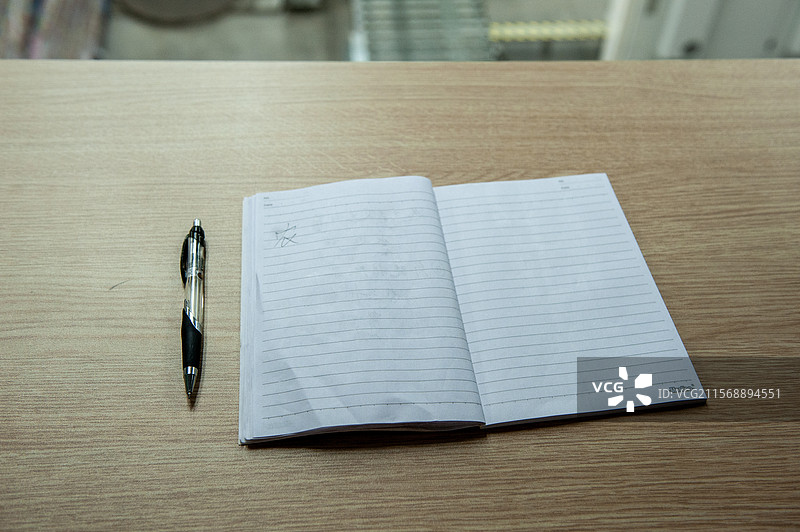 桌面上的思考空间图片素材