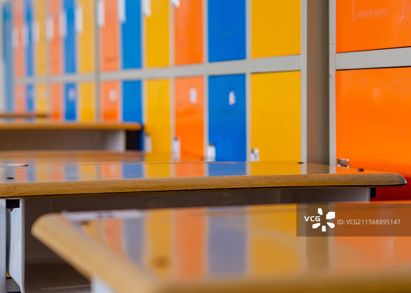 教室里多彩储物柜与木质台面场景图片素材