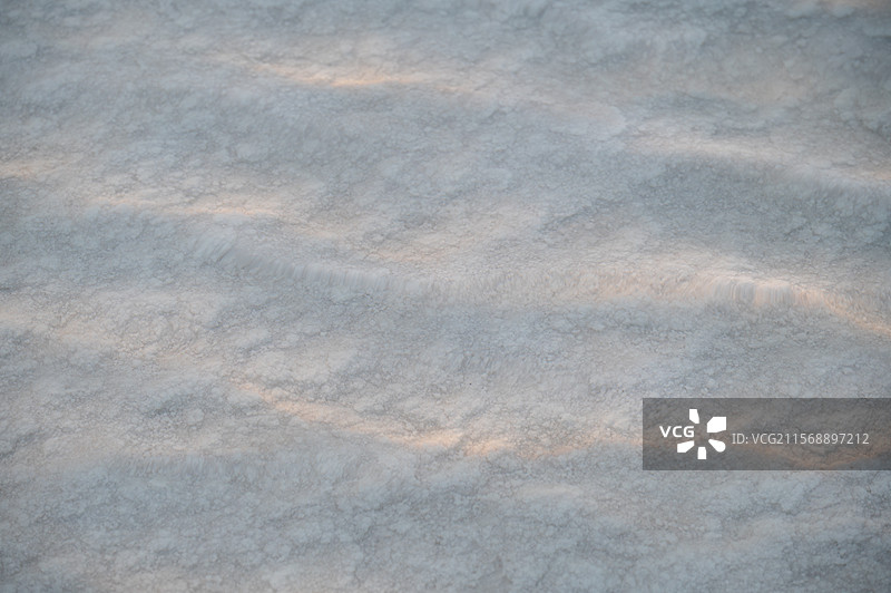 湖水盐底特写青海茶卡盐湖天空之境晴天​​雪野暮光｜橙金波纹与雪粒密度的微距叙事​​图片素材