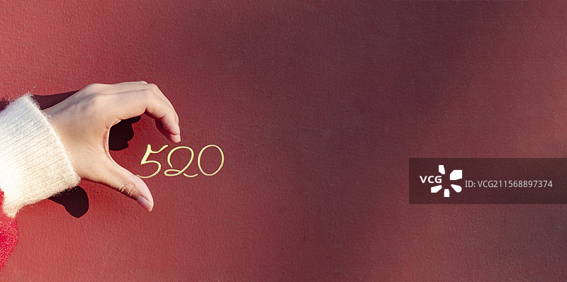 手比心环绕 “520”，传递浪漫爱意图片素材