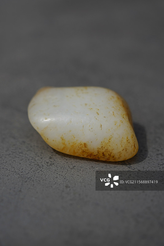 新疆和田玉籽料原石白玉羊脂玉洒金皮特色玉石璞玉美玉图片素材