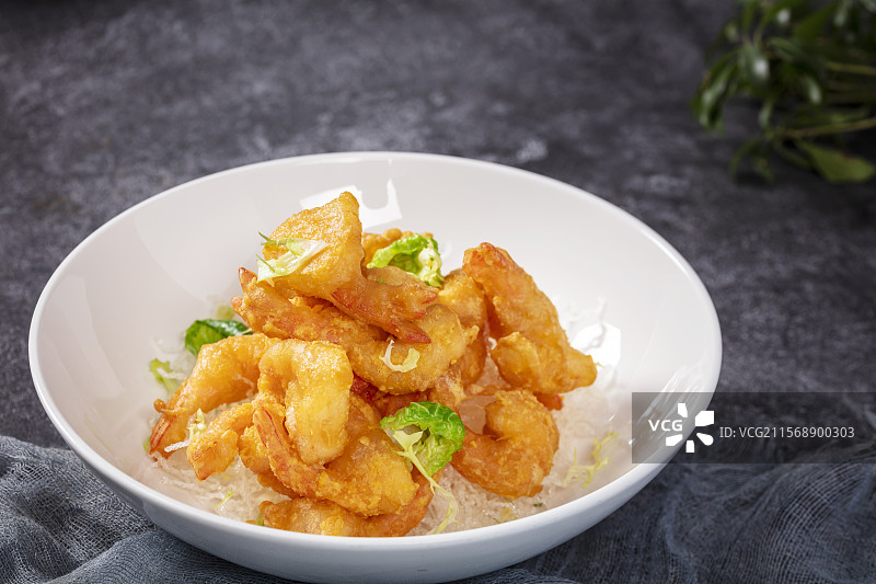 油炸金黄酥脆炸虾仁图片素材