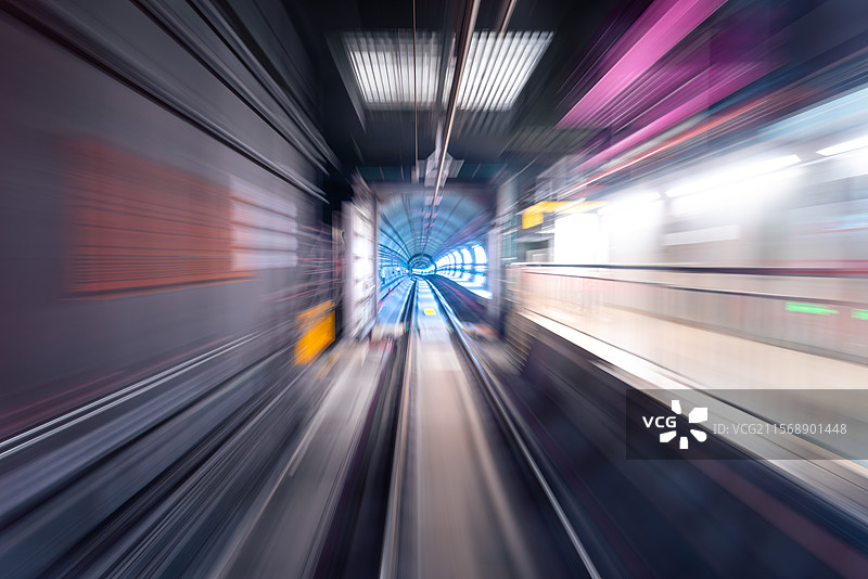 运动模糊的地铁轨道交通图片素材