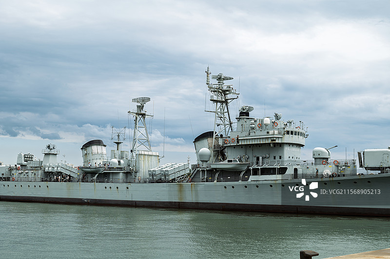 山东威海刘公岛码头-退役110导弹驱逐舰-登舰口图片素材