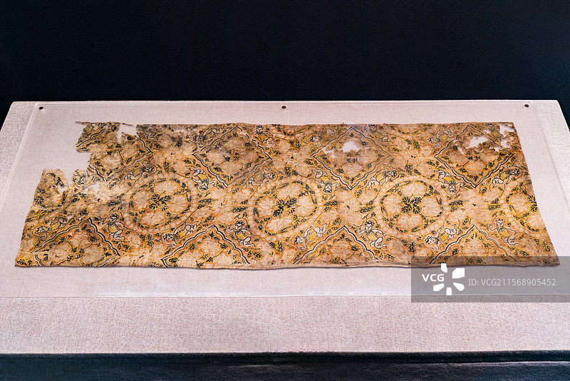 印婴戏莲纹绢，上海历史博物馆“贺兰山下‘桃花石’—西夏文物精品展”图片素材