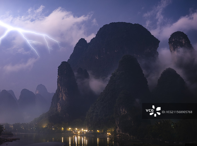 烟雨漓江中的鸣雷图片素材