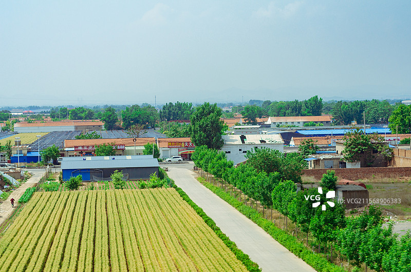 农村的田野和村庄图片素材