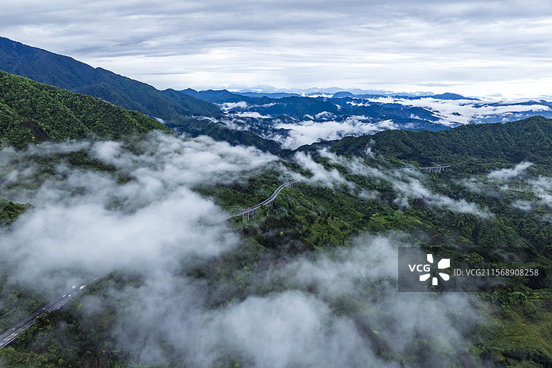 雅西高速穿行在云雾缭绕的山区图片素材