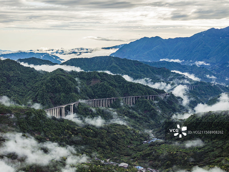 雅西高速穿行在云雾缭绕的山区图片素材