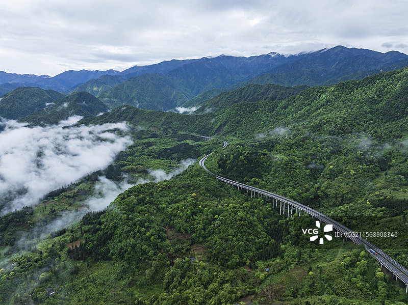 雅西高速穿行在云雾缭绕的山区图片素材