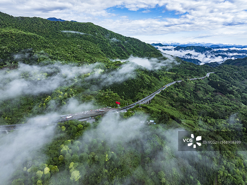 雅西高速穿行在云雾缭绕的山区图片素材