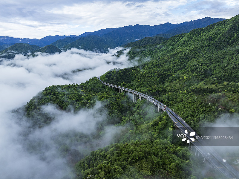 雅西高速穿行在云雾缭绕的山区图片素材