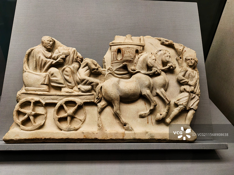 四轮马车行进场景浮雕 白色大理石 摄于吴文化博物馆：马——从地中海到江南的千年权力象征展图片素材