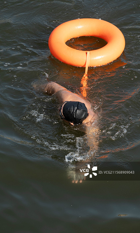 破浪前行天津伯伯在海河里面游泳图片素材