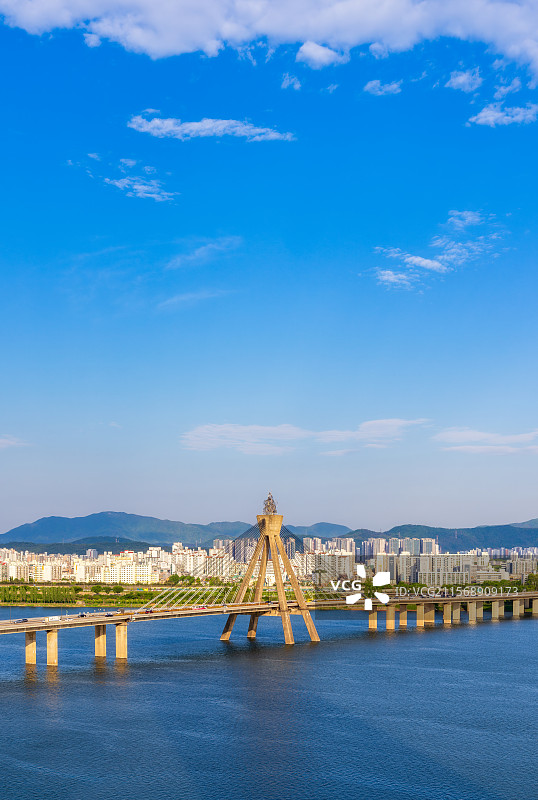 韩国首尔特别市，松坡区，奥林匹克大桥，江东大路Sincheon-dong，春季，都市天际线，汉江风光图片素材