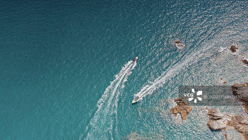 海上行驶的船图片素材