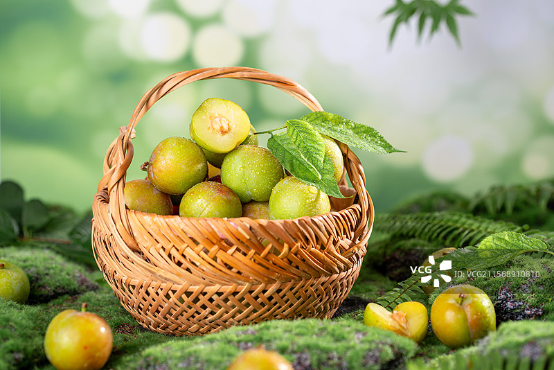 户外森系静物水果拍摄竹篮里的新鲜李子图片素材