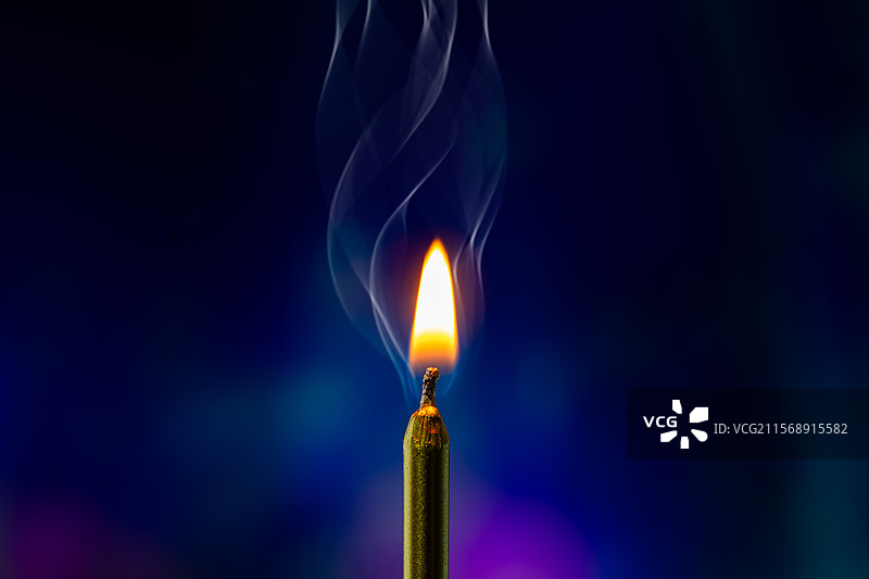 暗调背景的烛光图片素材