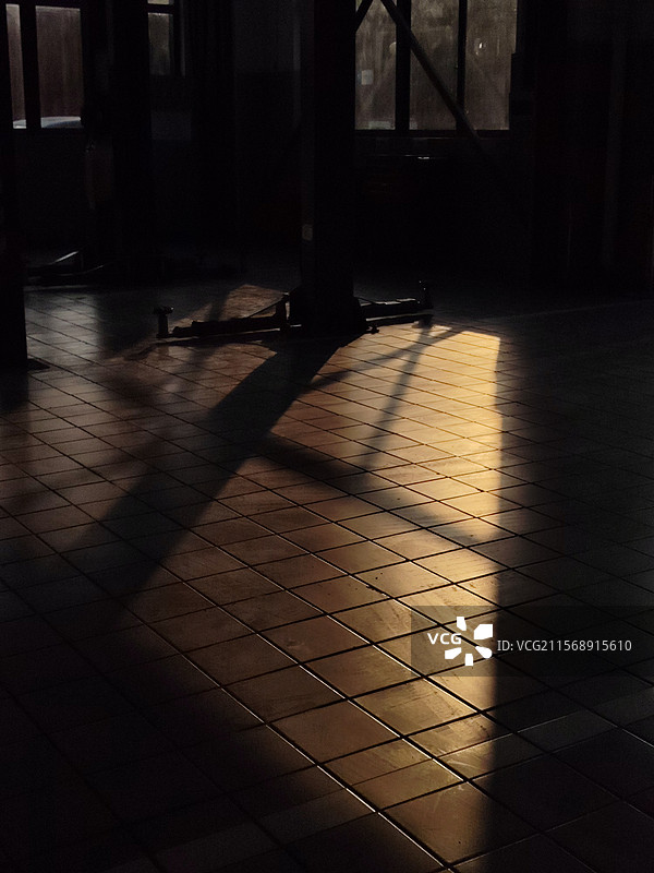 维修车间的一束光图片素材