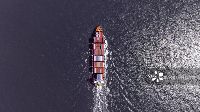 大海上航行的货轮图片素材