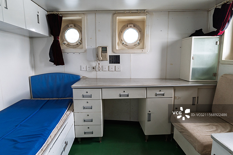 山东威海刘公岛码头-退役110导弹驱逐舰-船长休息室图片素材
