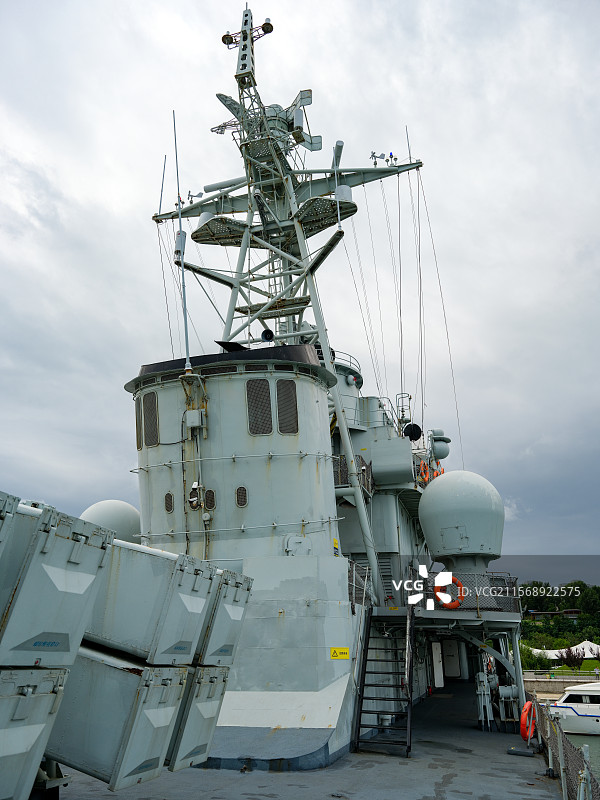 山东威海刘公岛码头-退役110导弹驱逐舰图片素材