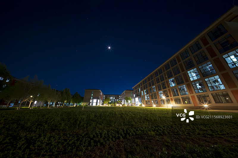 夜幕下的大学校园图片素材