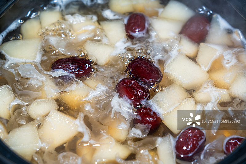 砂锅煮养生甜品红枣雪梨汤图片素材