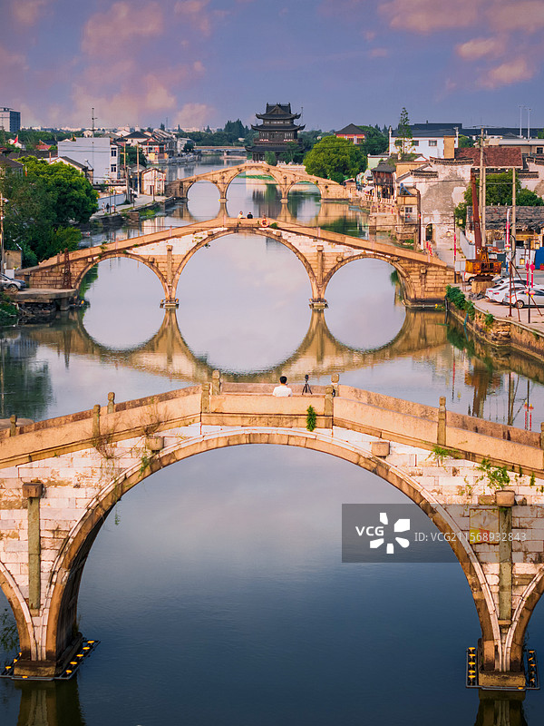 三桥同框图片素材