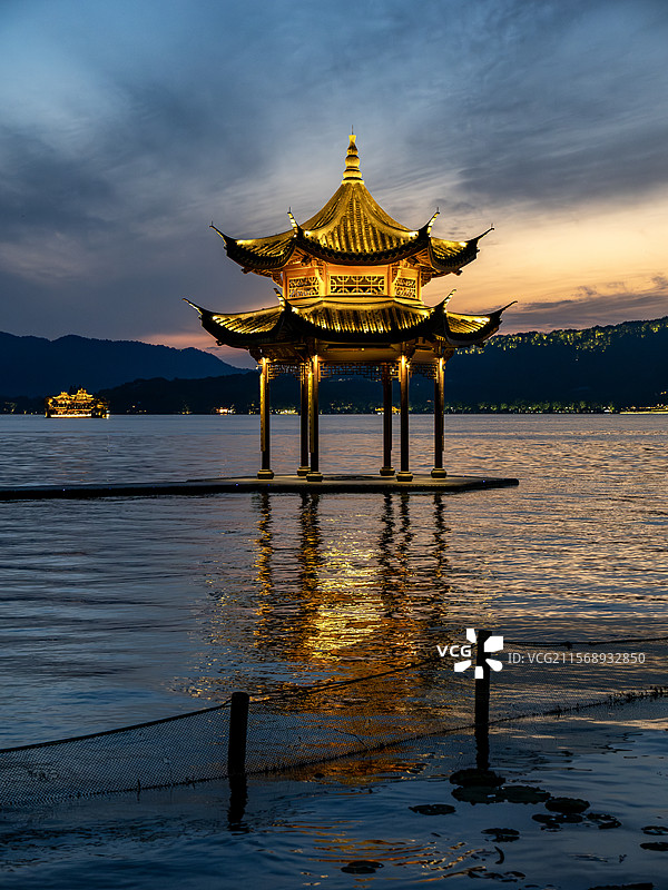 杭州西湖集贤亭夜色灯光特写图图片素材
