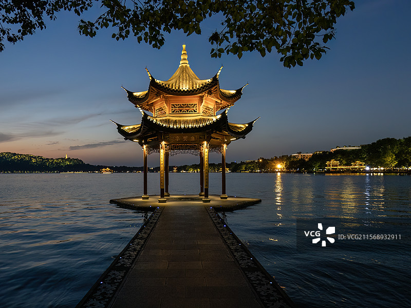 杭州西湖集贤亭夜色灯光特写图图片素材
