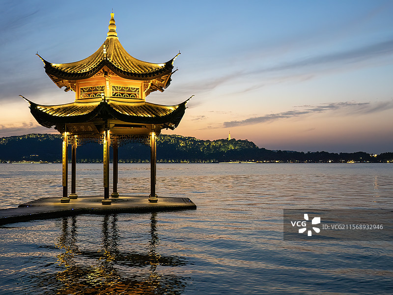 杭州西湖集贤亭夜色灯光特写图图片素材