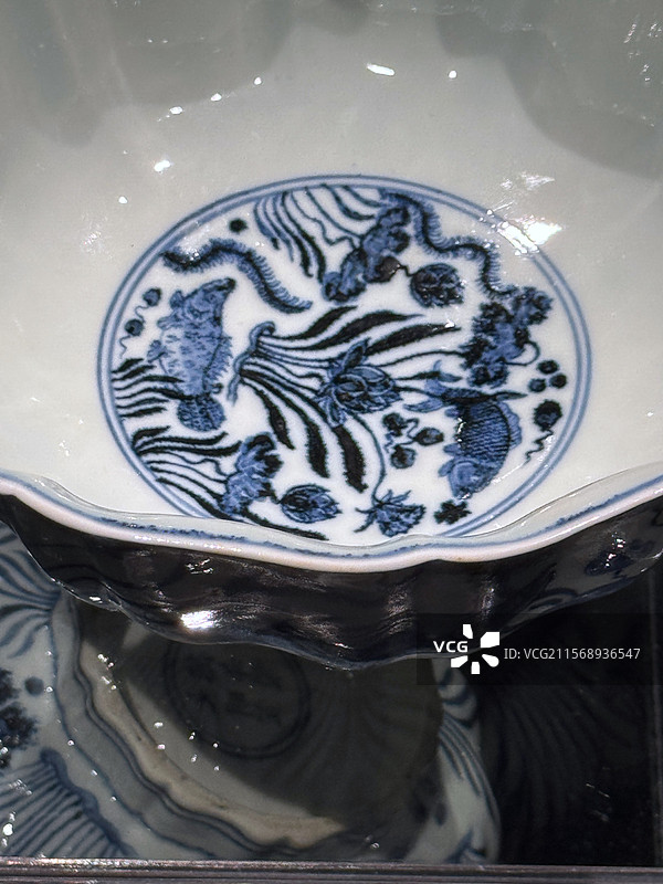 龙美术馆（西岸馆）--天地大观展品--青花鱼藻纹十棱菱口大碗（明宣德）图片素材