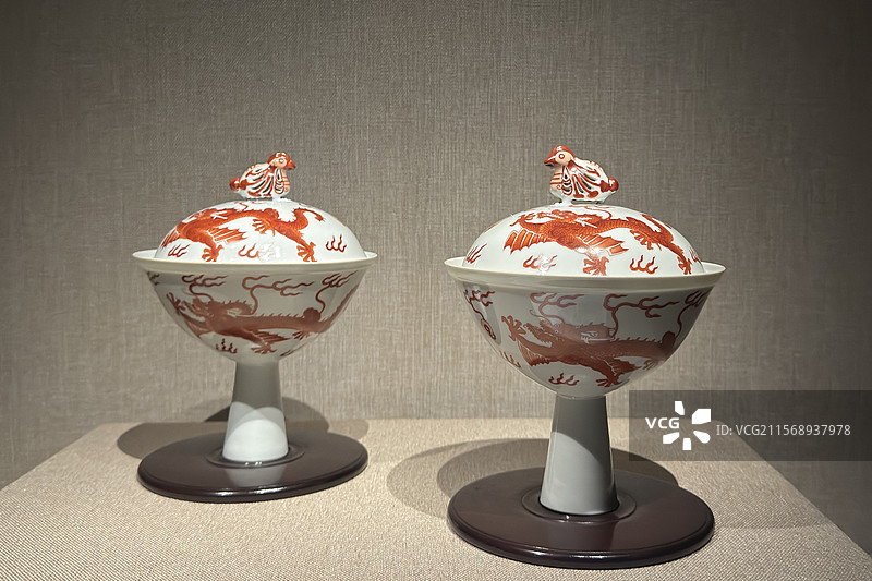 龙美术馆（西岸馆）--天地大观展品--矾红翼龙天鸡高足盖碗一对（清乾隆）图片素材