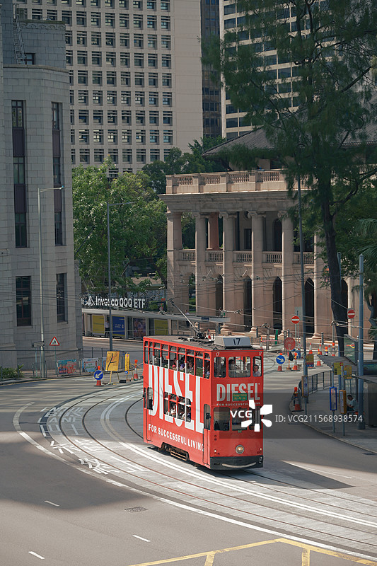 香港中环叮叮车驶过终审法院门前的S弯图片素材