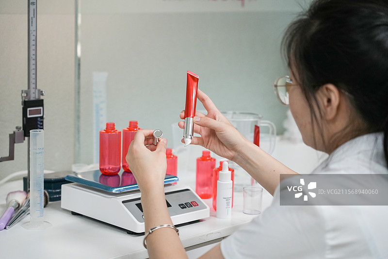 产品检测员正在检查眼霜包材的质量图片素材