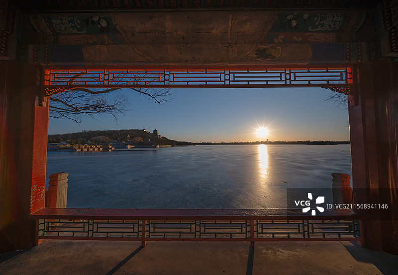 冬日清晨颐和园西堤豳风桥看日出图片素材