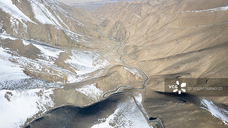 雪山峡谷的蜿蜒之路图片素材