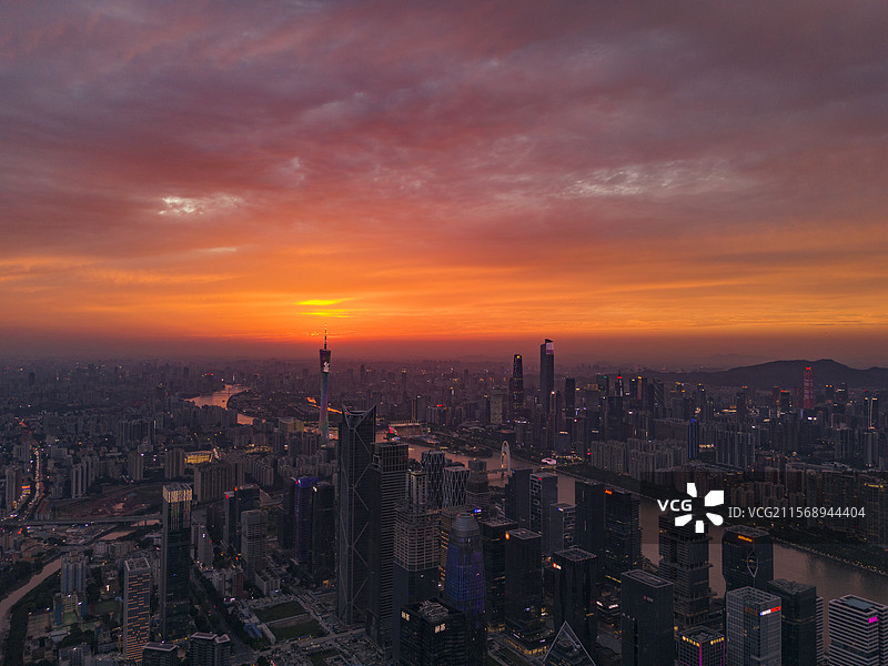 航拍黄昏时分的城市风光图片素材