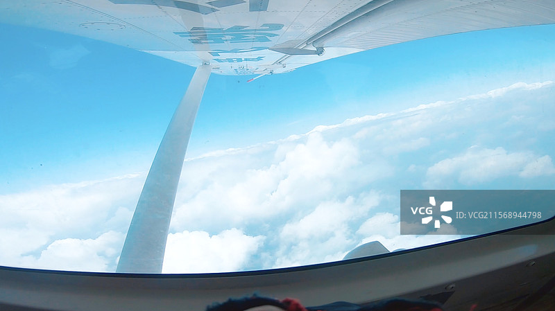 跳伞飞机视角图片素材