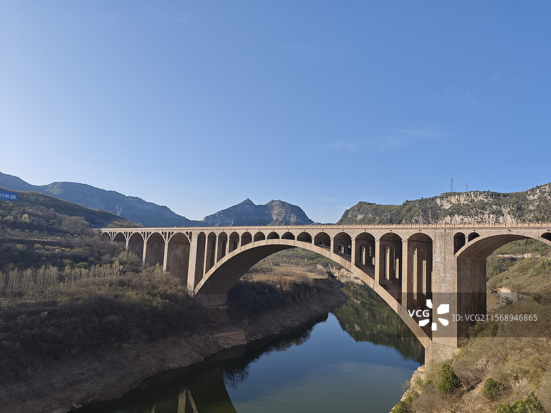山里的大桥，山西晋城珏山风景区丹河大桥，吉尼斯世界纪录最大跨径石拱桥图片素材
