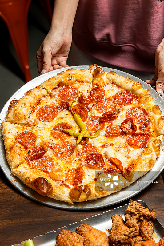 披萨比萨意大利披萨手工披萨黑松露蘑菇黑松露披萨腊肠披萨芝士披萨薄饼饼皮面饼饼烙饼马苏里拉芝士黑橄榄披图片素材